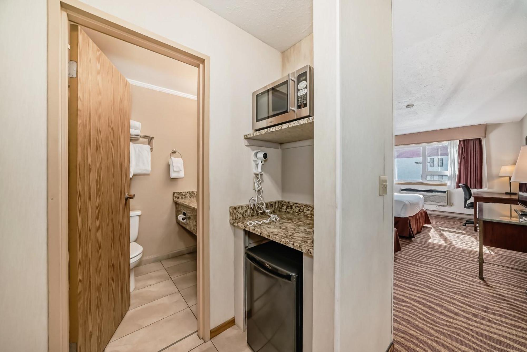 Invermere Inn & Suites Экстерьер фото