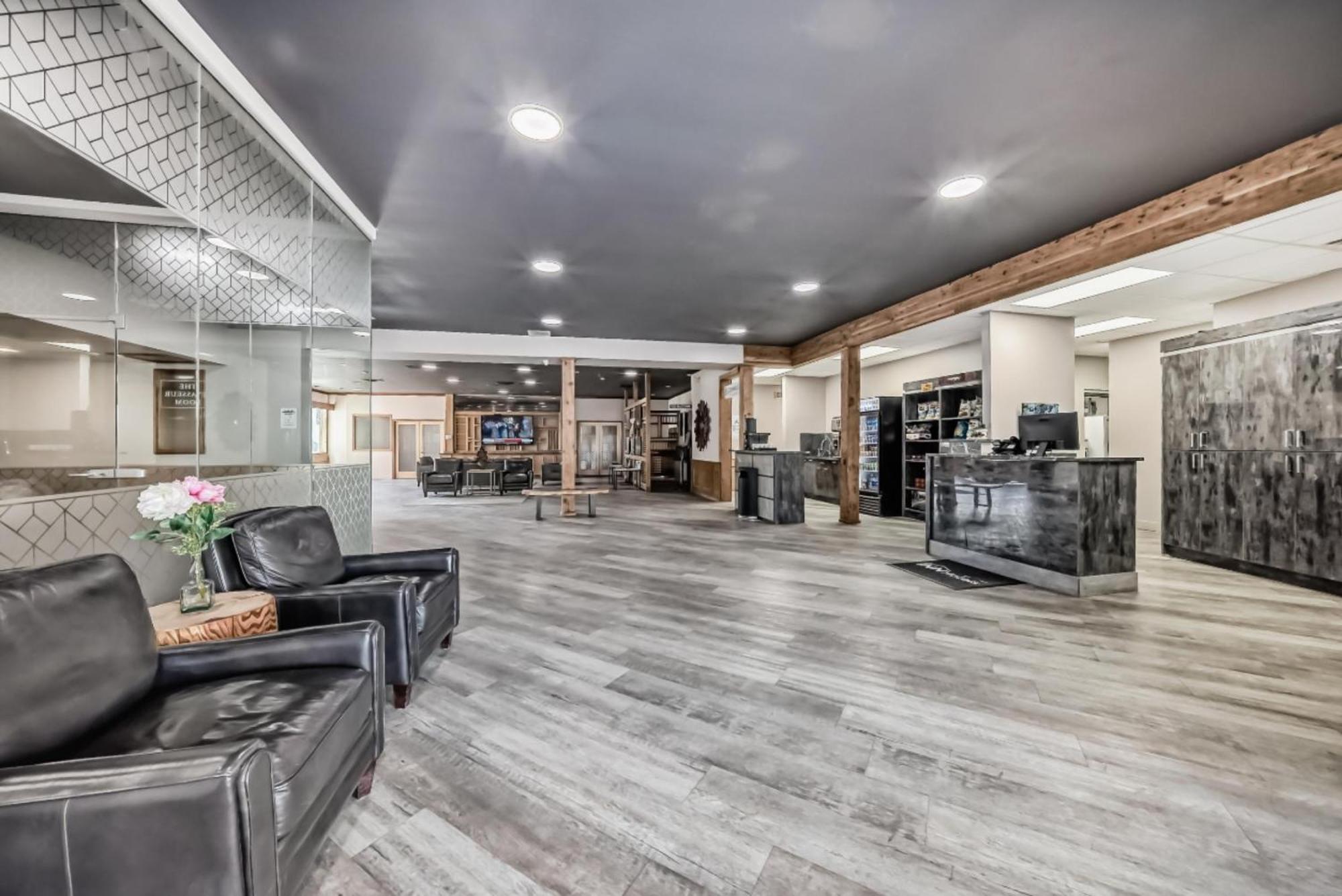 Invermere Inn & Suites Экстерьер фото