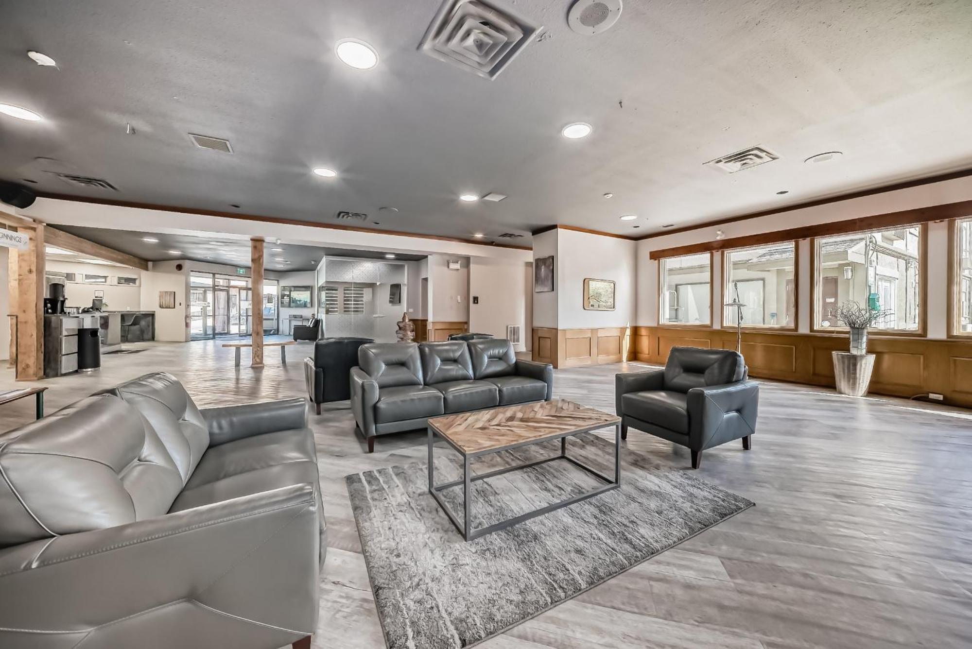 Invermere Inn & Suites Экстерьер фото
