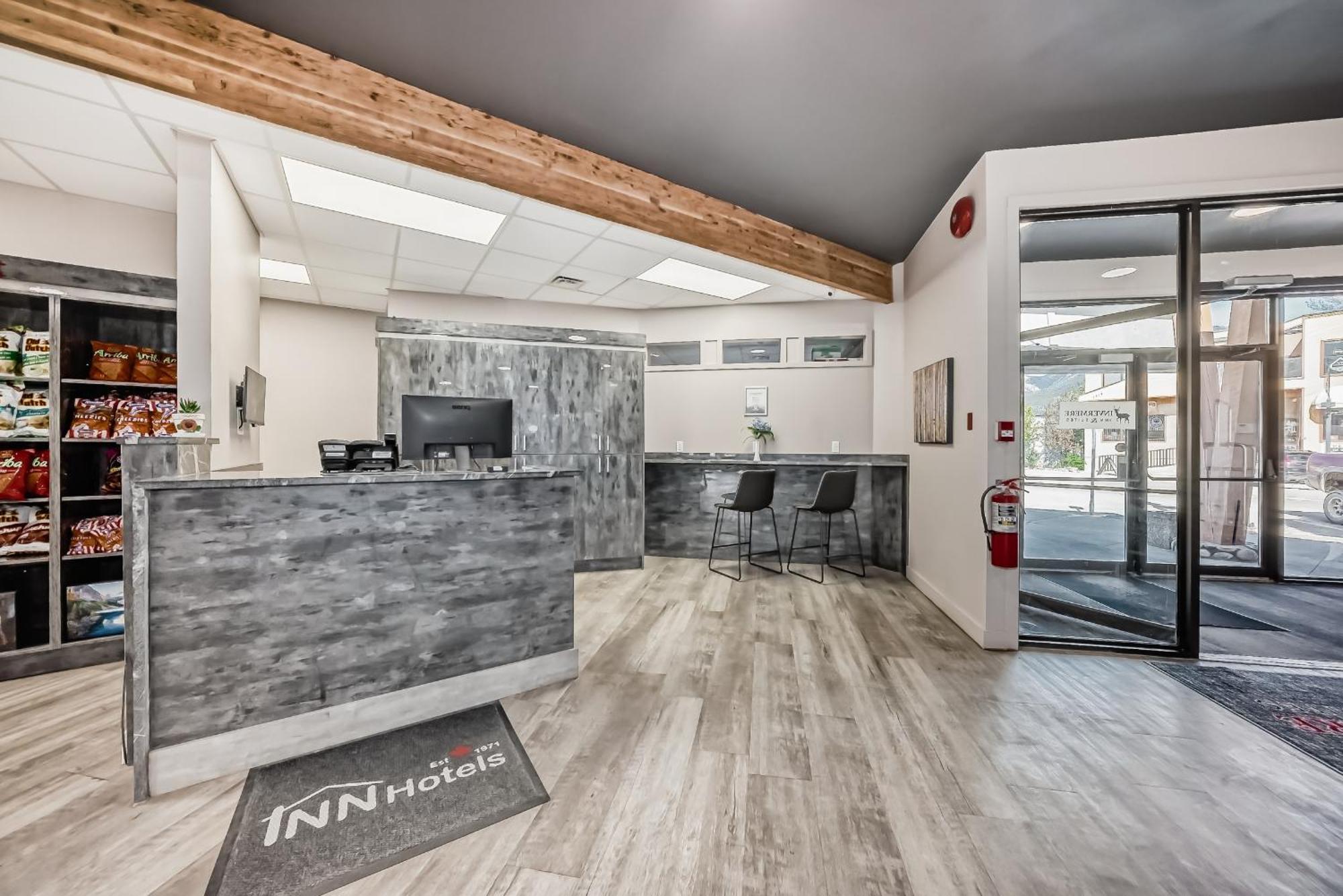 Invermere Inn & Suites Экстерьер фото