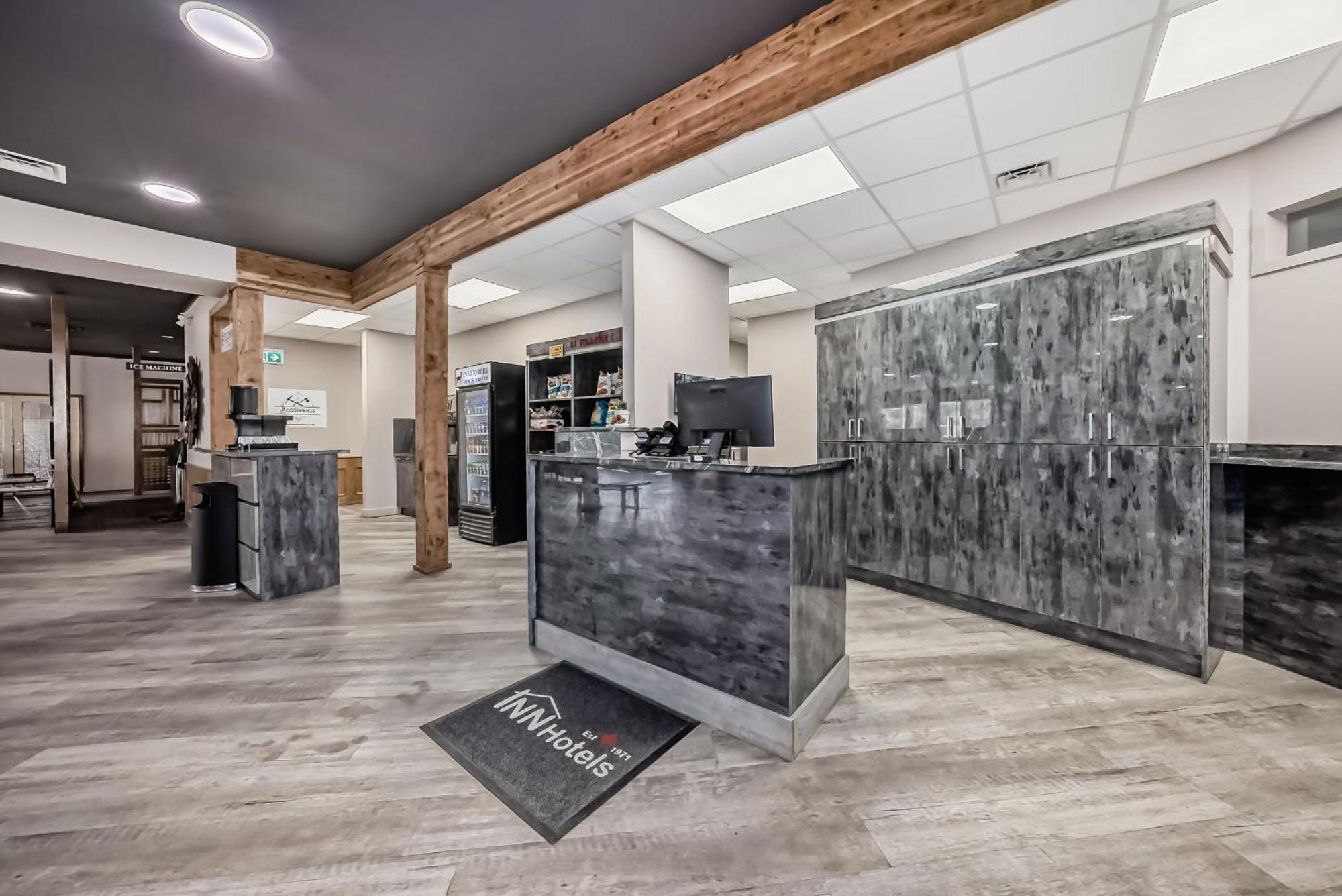 Invermere Inn & Suites Экстерьер фото